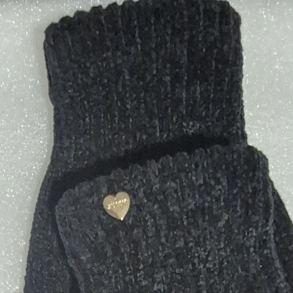 Juicy Couture Black Knit Soft Gloves With Gold Heart Charm One Size
